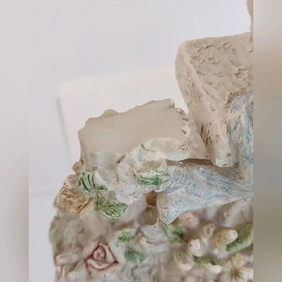 Angel Figurine in Rose Garden Resin - Picture 7 of 15
